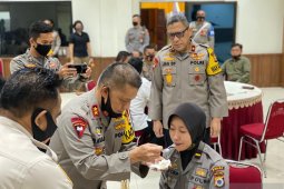 Di Maluku, Kapolda suapi juniornya yang baru lulus pendidikan