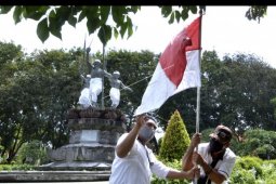 Pemasangan bendera jelang 17 Agustus di Denpasar