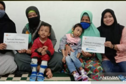 Kontak WA berikan sepatu khusus untuk penyandang lumpuh otak