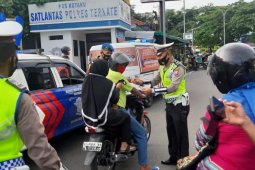 Denpom XVI/1 -  Polres Ternate razia masker bagi pengendara