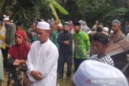 Wabup Berry Nahdian Forqan hadiri prosesi pemakaman Sekretaris DPC PPP HST