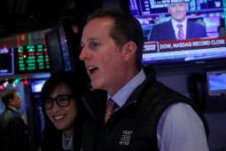Wall Street naik di saat laporan laba dan data ekonomi beragam