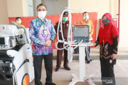 Wawali serahkan bantuan peralatan penanganan COVID-19 ke RSD Idaman