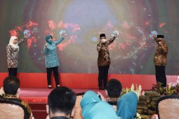 Pemprov Jatim bagikan 26 juta masker kepada warga