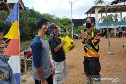 Polres Bangka Barat salurkan bantuan sembako kepada nelayan Pusuk