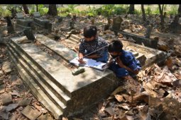 Siswa belajar di kuburan karena sulit sinyal