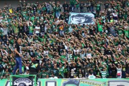 Spanduk Bonek Hijaukan Surabaya