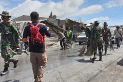 BPBD Karo lanjutkan pembersihan debu vulkanik erupsi Sinabung
