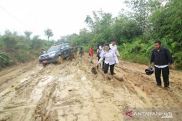 Karolin pantau sejumlah jalan yang rusak dalam kunjungan kerjanya