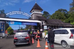 Pengunjung tempat wisata di kawasan Puncak-Cipanas melonjak