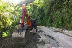 Pemkab Aceh Barat tangani kerusakan jalan akibat longsor di lintas Aceh Barat-Pidie