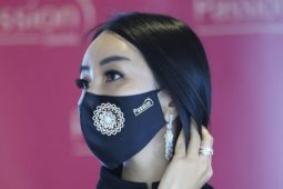 Tampil elegan dengan masker bertahta berlian