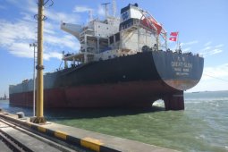Kapal bermuatan 71.582 ton pakan ternak asal Brazil sandar di Terminal Teluk Lamong