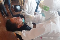 55 anggota DPRD Bogor jalani tes usap meski nonreaktif dari tes cepat COVID-29