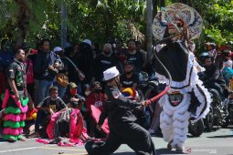 Unjuk rasa pekerja seni di Surabaya