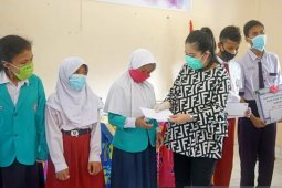 GOW Bangka Barat menyalurkan bantuan ke siswa SLB Mentok