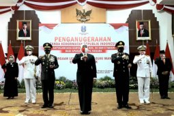 Gubernur Khofifah serahkan Lencana Kehormatan untuk mendiang Rudy Ermawan