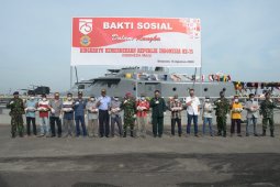 Semarakan HUT RI, Lantamal I bagikan bendera merah putih kepada nelayan