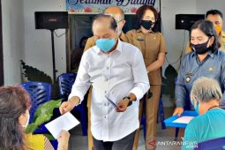 Wali Kota serahkan BLT kepada warga Bitung