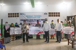 Semen Indonesia bantu sarana pendidikan Rp870 juta di Pasuruan dan Bogor