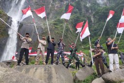 Bupati Asahan dan Forkopimda kibarkan 75 bendera merah putih di bawah Air Terjun Ponot