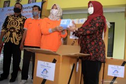 Pembagian masker kepada warga