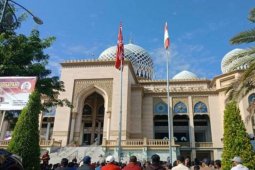 Bendera merah putih dan bintang bulan berkibar beriringan di Lhokseumawe