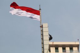 Pengibaran Bendera di Atas Hotel