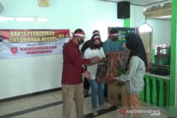 Jurnalis-Polres Madiun Kota bagikan buku dan alat tulis peringati HUT RI