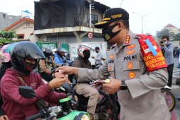 Cegah penularan COVID-19, Kapolrestro Depok bagikan masker kepada pengendara