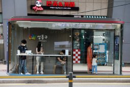 Seoul punya halte bus khusus, pelindung dari hujan deras dan COVID-19