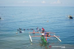 20 penyelam bentangkan bendera Merah Putih bawah laut Botubarani-Bonebol