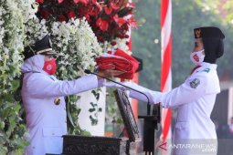 Gubernur Khofifah  pimpin upacara HUT Ke-75 RI di Grahadi