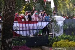 Warga Kota Bogor turut memberikan hormat saat upacara bendera