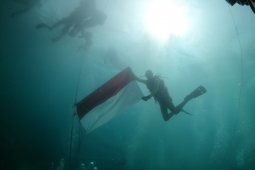 Peringati HUT RI, TNI AL kibarkan bendera Merah Putih di bawah laut