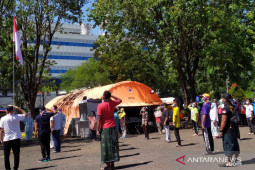 Ratusan pasien COVID-19 RS Lapangan Surabaya ikuti upacara HUT RI