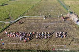 Upacara HUT ke-75 Kemerdekaan Republik Indonesia di tengah sawah