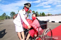 Bupati Karolin beri penghargaan dan hadiah kepada masyarakat dan ASN