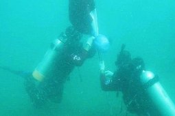 Merah putih berkibar di dasar laut Lhokseumawe