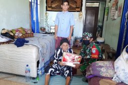 Prajurit TNI di Aceh Jaya bagikan paket sembako dan masker di hari ulang tahun Kemerdekaan Indonesia ke 75