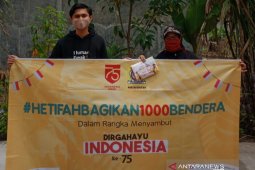 Hetifah bagikan 1.000 bendera merah putih untuk 75 komunitas