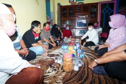 Bupati Banyuwangi kunjungi keluarga nakhoda kapal TB Immanuel WGSR 3 yang dinyatakan hilang
