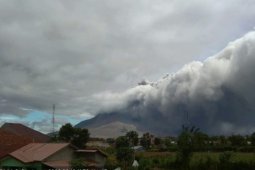Sinabung 6 kali semburkan debu 200-2.000 meter