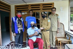 Bupati Bangka salurkan bansos kursi roda