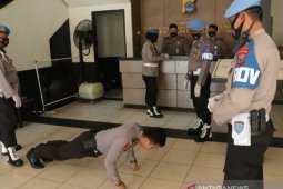 Tak patuh protokol kesehatan, anggota  Polda Kalsel dihukum "push up"