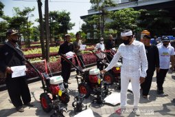 Wakil Ketua Komisi IV DPR RI bagikan alsintan ke petani di Purwakarta