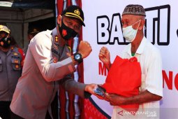 Polresta Banjarmasin bagi 250 paket sembako kepada warga terdampak COVID-19