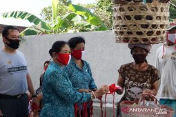 PKK dan IKAPTK Karangasem bagikan 1.708 masker dukung "Gebrak Masker"
