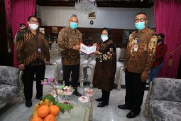 Wali Kota Risma terima uang baru pecahan Rp75 ribu dari BI
