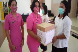 Ketua Bhayangkari Tapteng serahkan tali asih kepada Warakauri dan tenaga medis